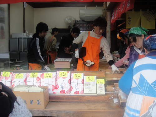 太宰府 梅が枝餅 焼いているところ.png